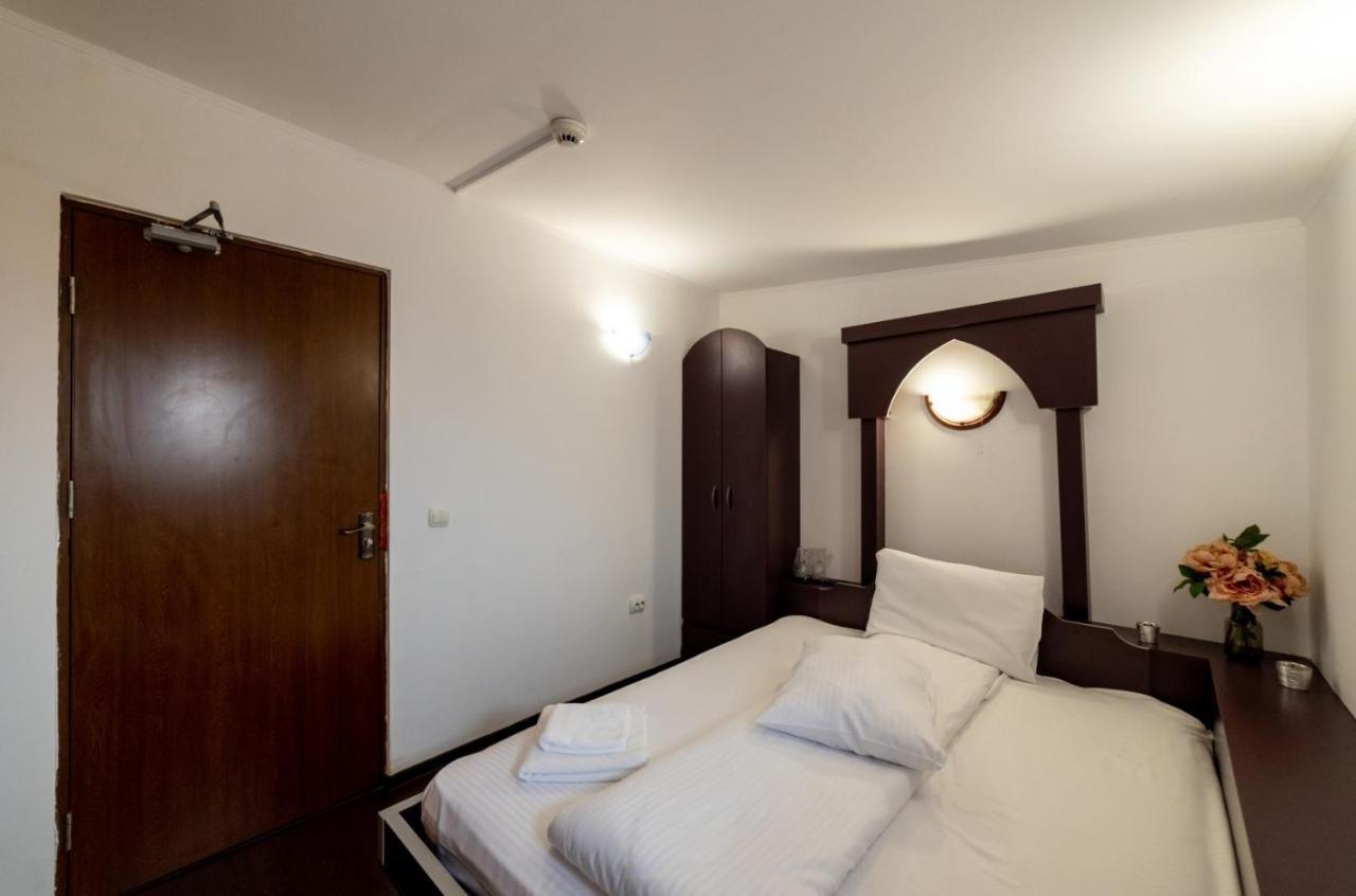 Escala Rooms Ghimbav Exterior photo