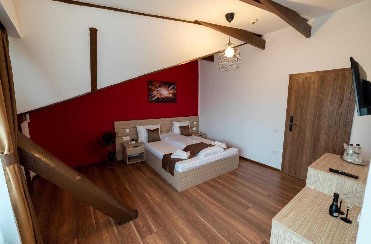 Escala Rooms Ghimbav Exterior photo