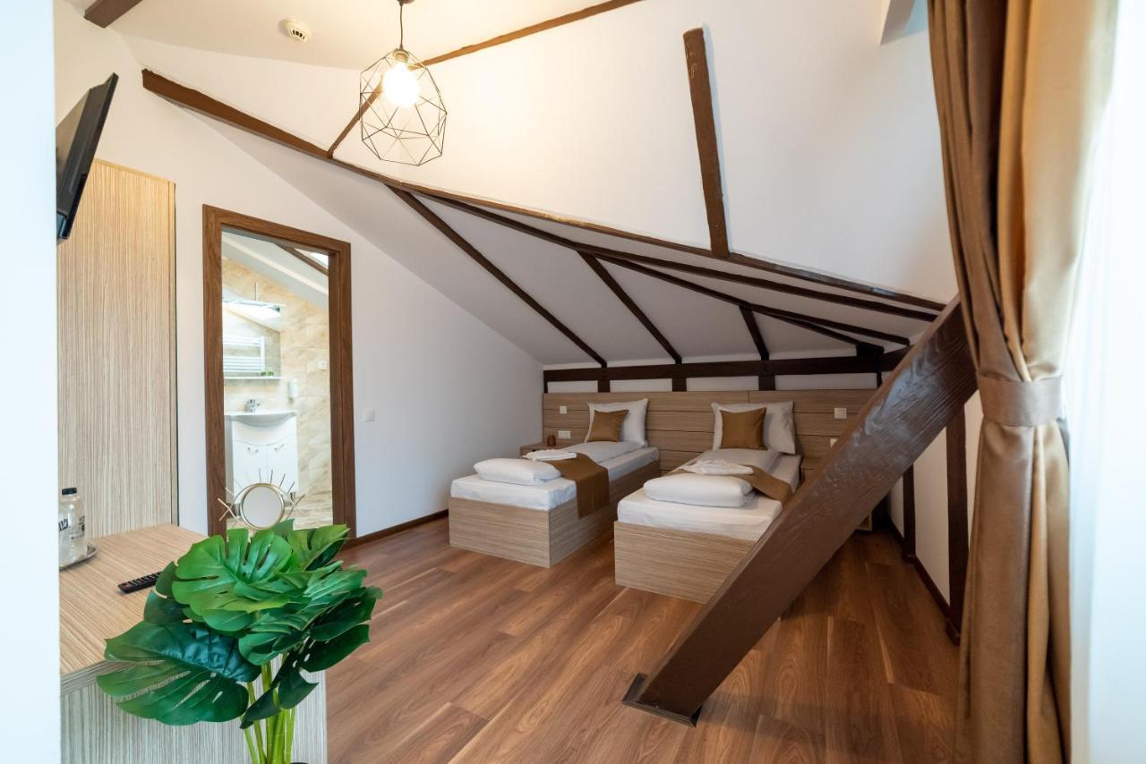 Escala Rooms Ghimbav Exterior photo